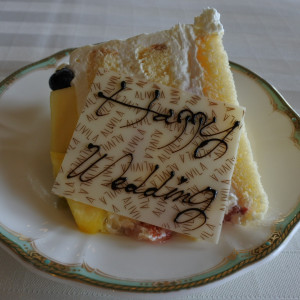ケーキカットしたケーキも全員に配ってくれました|559059さんのアリビラ・グローリー教会(ホテル日航アリビラ内)チュチュリゾートウエデイングの写真(992599)