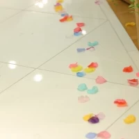 チャペルの廊下が白く、フラワーシャワーが色とりどりで映えます