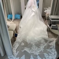 フィッティングルームは裾の長いドレスも着れる広さでした。