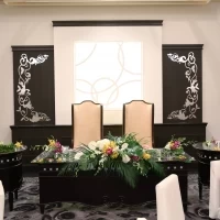 少し年齢層高めの落ち着いた披露宴会場でした。