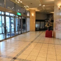 大きなガラス張りの入り口で解放感があります。