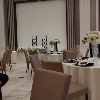 茶色を貴重とした会場