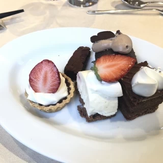 デザートビュッフェでチョコレート