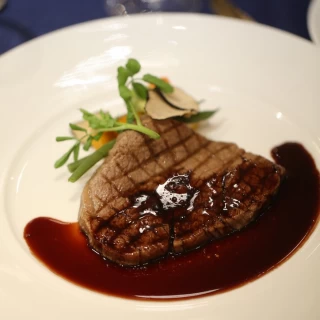 メイン料理は新婦実家のお肉を調理していただきました。