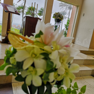 挙式会場の装花と窓です
