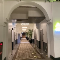 ロビーから控え室までの通路