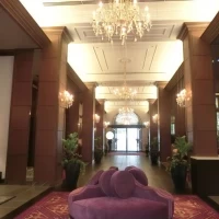 ロビー奥から入り口に向かって撮った写真です。