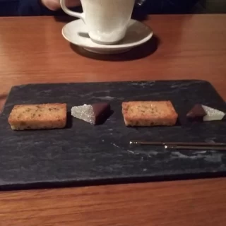 お菓子。甘すぎず、とてもおいしかったです。