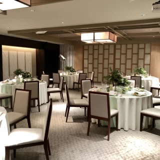 白を基調とした会場