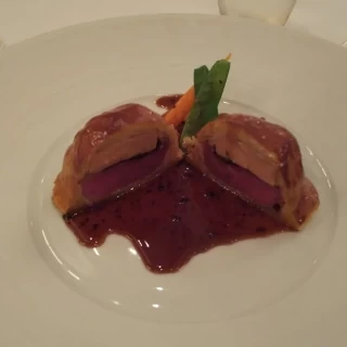 スペシャリテのメインのお肉料理！