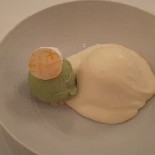 スペシャリテのデザート！桃丸々を贅沢に！！