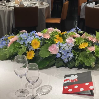 新郎新婦席の花飾り