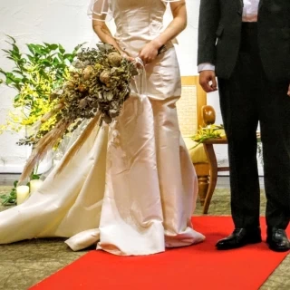 高砂もソファー席で2人の距離も近く、ブーケも可愛くて豪華！