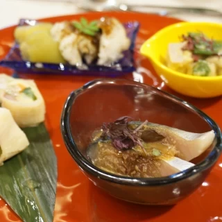 食器もカラフルで可愛い！リゾート感のある和テイストな料理