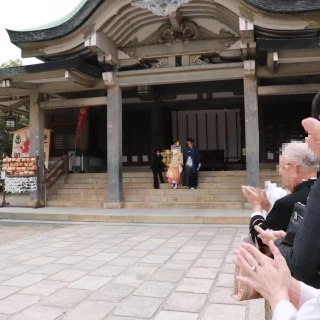 豊國神社から出てくるところです。