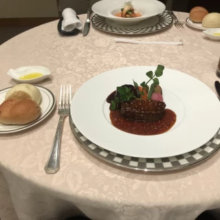 お肉料理は柔らかくて美味しかったのですが、少し冷めていました