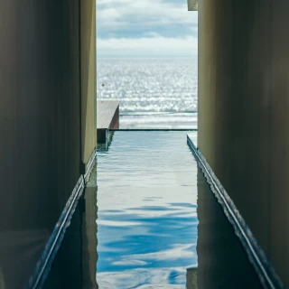 チャペルに向かう途中で見える海