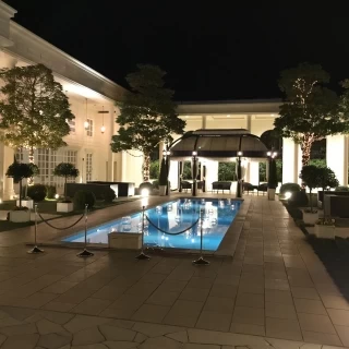 夜の中庭の雰囲気です。
