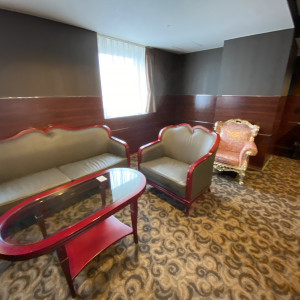 ソファーも大きく、くつろげます|559977さんのキングアンバサダーホテル熊谷の写真(1016080)