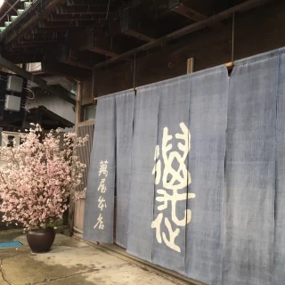 会場入り口です。桜を飾ってもらいました。