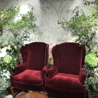 新郎新婦の椅子と花。フェアの時の写真です。好きな色にできます