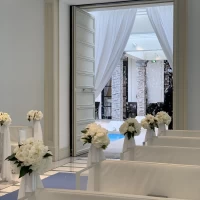 挙式会場の中から外を見て風景