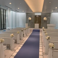 挙式会場、祭壇からの目線