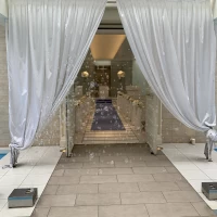 挙式会場入り口にバブルの演出も可能です