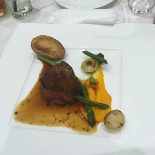 お肉料理です。牛肉とフォアグラでした。