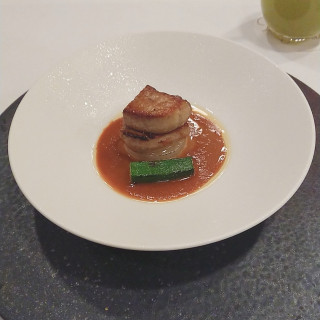 フォアグラと大根の味噌仕立て。パンと食べると肉まんの味