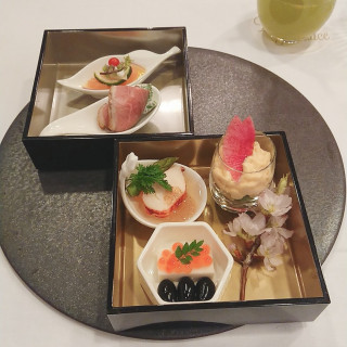 前菜で、季節の花が添えられます。