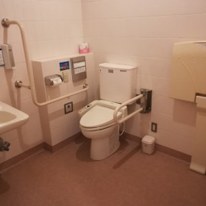 各階にバリアフリーのトイレあり。|560096さんのKKRホテル博多の写真(1002596)