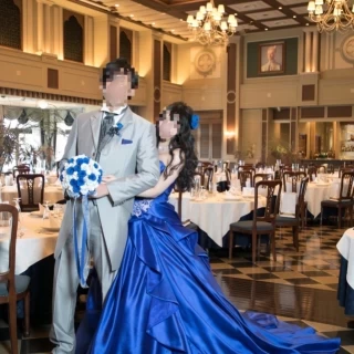 モダンな披露宴会場での前撮りです。ドレスも式場のものです