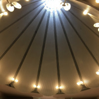 チャペル天井。照明も細部まで美しい。