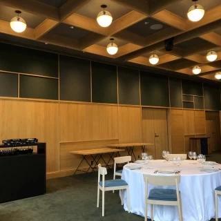 DJブースがある披露宴会場