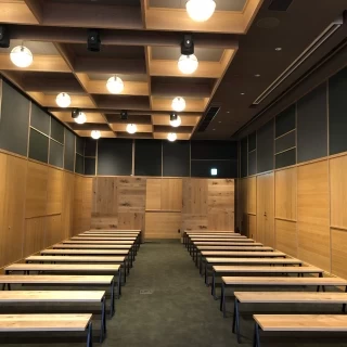 暖かい証明と木の雰囲気がおしゃれ。