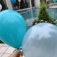 ドロップ&フライ。バルーンをプールに投げると紐が溶けて飛ぶ。