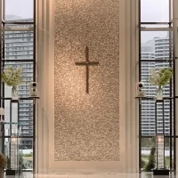 祭壇。前面に外の景色が見える。
