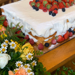 ケーキカスタマイズ可
周りの装花もカスタマイズ