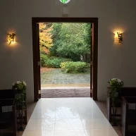 チャペルの扉をあけると見える緑が美しい。