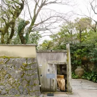 門のところ