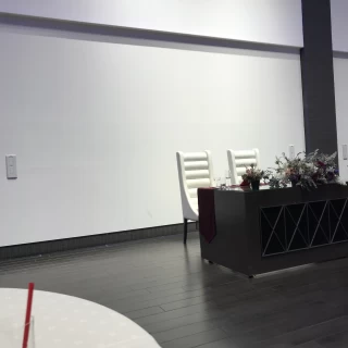 後ろがスクリーンになってます