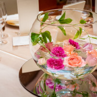 テーブル装花はボウルにお花を入れて、ミラーで少しお洒落さを