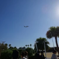 チャペル外で鳴らす鐘の直後に飛行機の演出