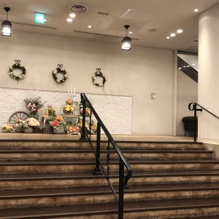 季節のお花がたくさん飾られていて綺麗な一階ロビーです。