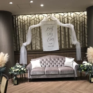 新郎新婦の席ソファも選べます。