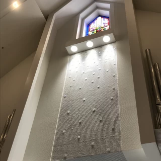 いちばん上に小さめのステンドグラス