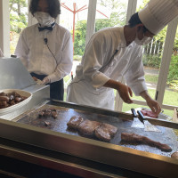 メインのお肉料理はその場で焼いてくれていました。