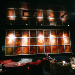 バーエリアは壁に絵画があり、ソファなどはシックで大人の雰囲気|560656さんのトゥールダルジャンの写真(1008547)