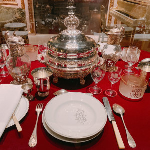 アンティーク調の食器類がディスプレイされていて王室のよう。|560656さんのトゥールダルジャンの写真(1008535)